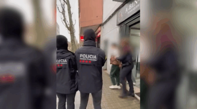 Els Mossos d’Esquadra detenen un home a L’Hospitalet de Llobregat per finançar l’organització terrorista Hamàs.