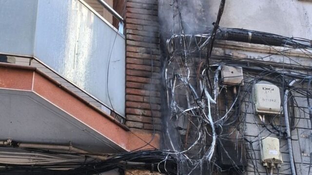 Imatge de l'incendi al carrer d’Albéniz (Bomberscat)