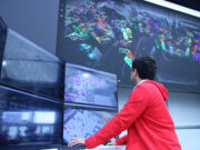 El MWC mostra com la IA transforma els aeroports per augmentar la seguretat, evitar cues o guiar passatgers amb robots