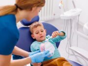 Salut bucodental infantil, claus sobre xumet, bruxisme i dents de llet