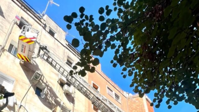 Imatge de l'intervenció a l'incendi de l'habitatge en el carrer de l’Estudi (Guàrdia Urbana de l'Hospitalet de Llobregat)
